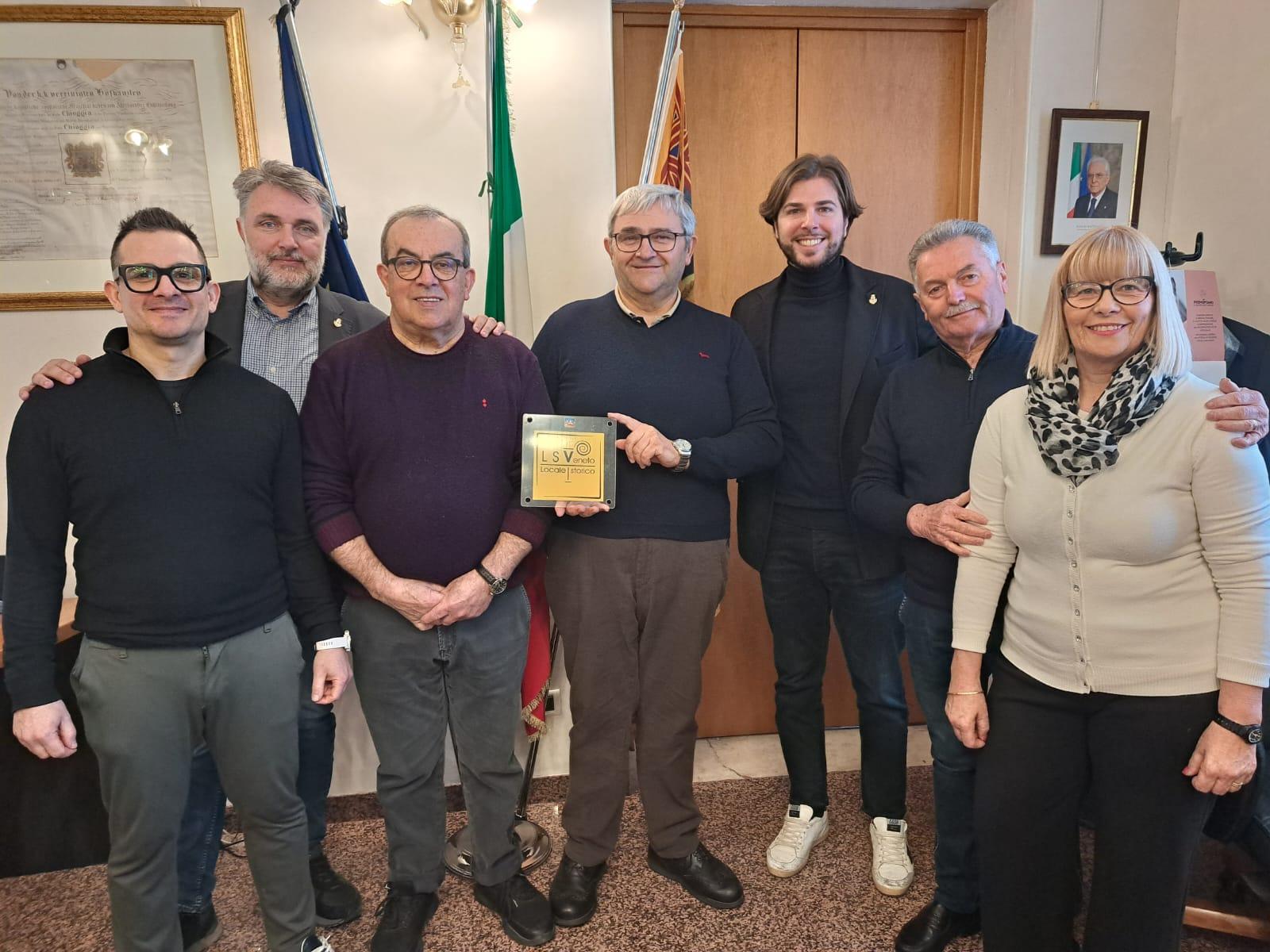 Il Comune premia i negozi storici