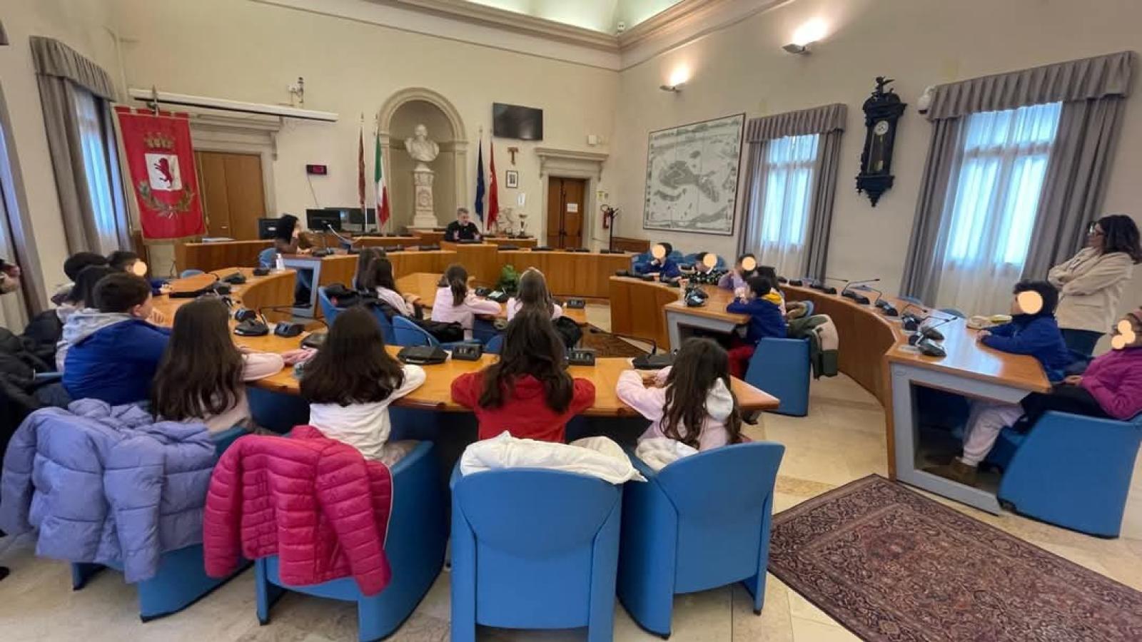 Gli studenti della Gregorutti in municipio 