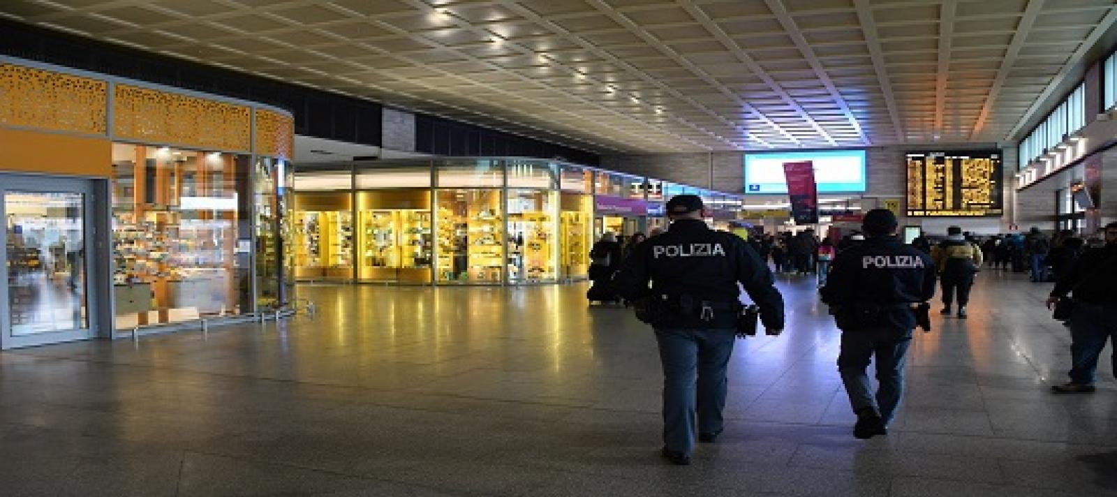 Facchinaggio abusivo, allontanati due uomini