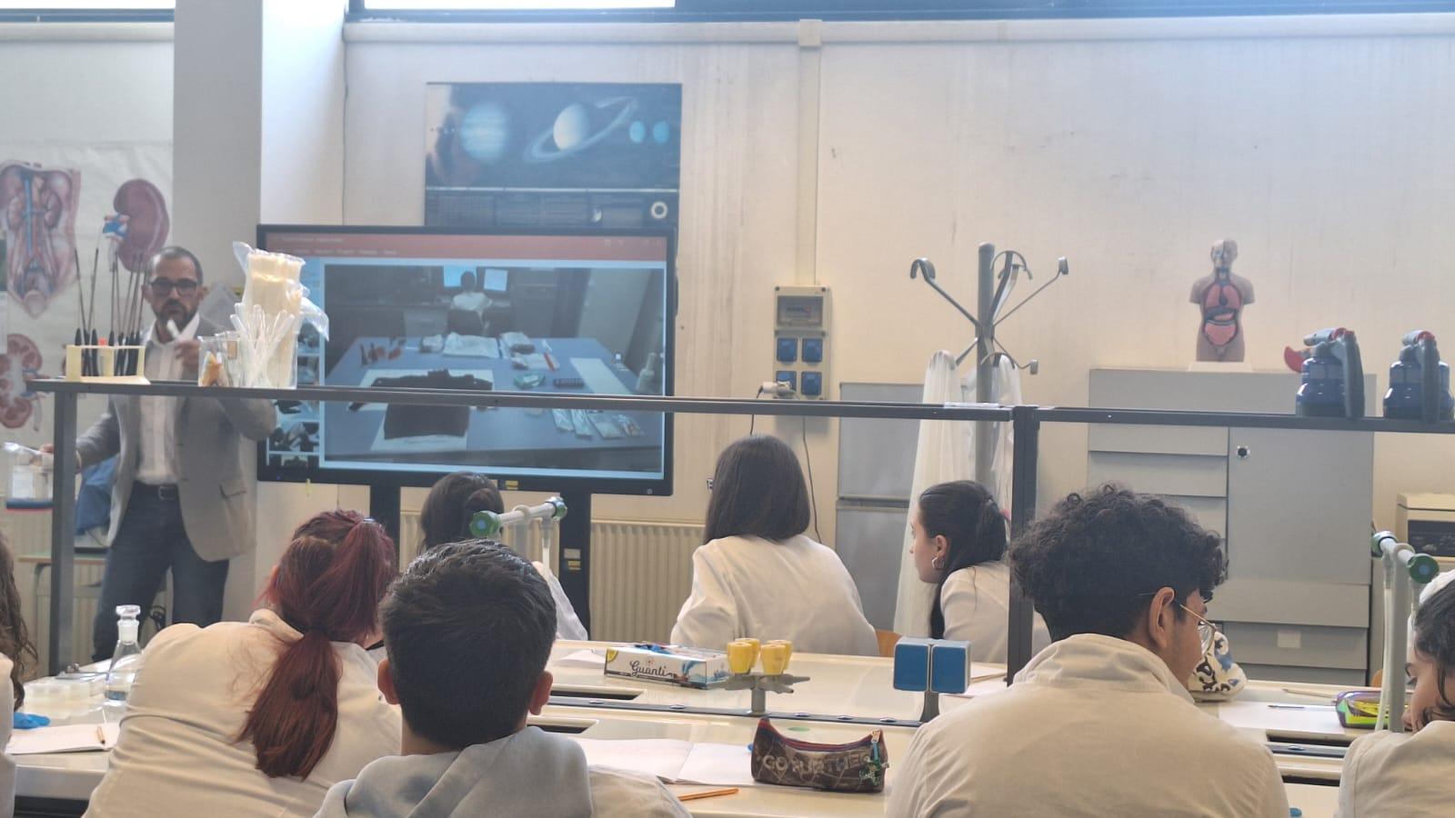 A lezione con di scientifica forense