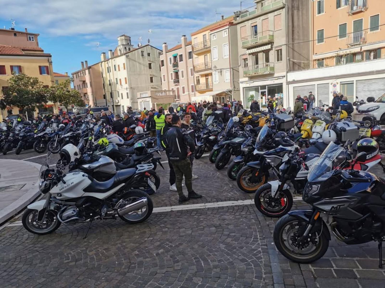 Il vescovo benedice moto e centauri