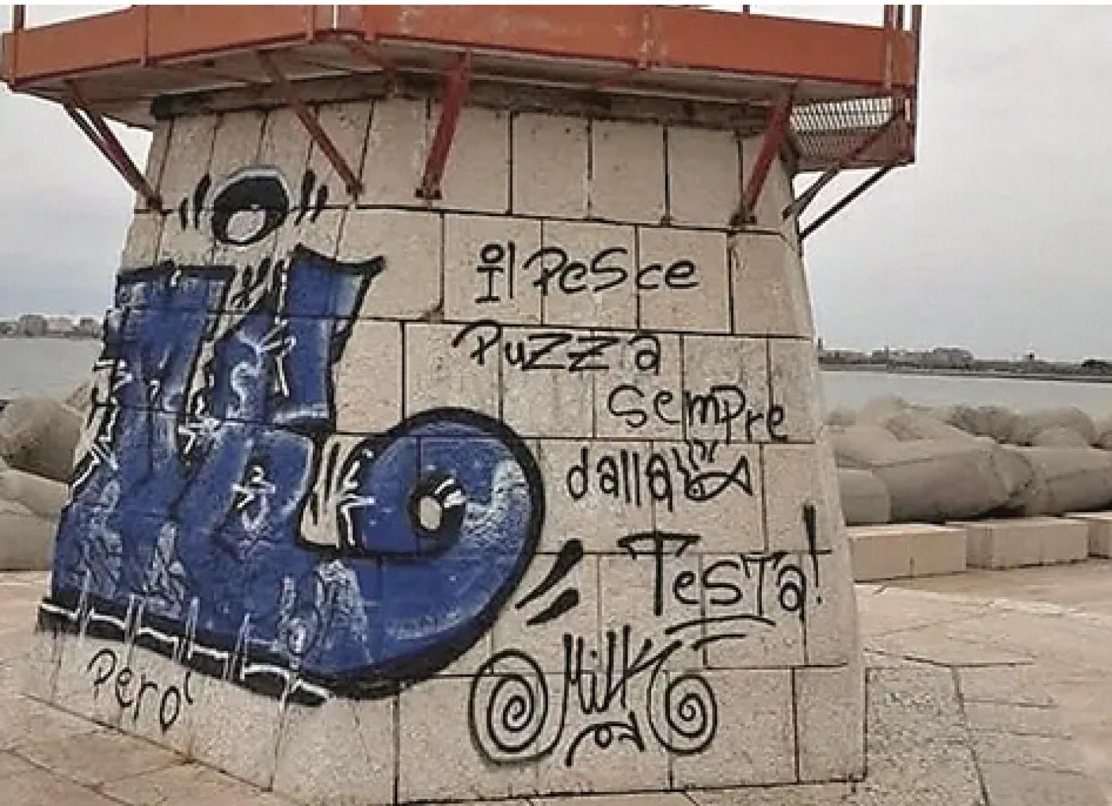 Vandali imbrattano il faro 