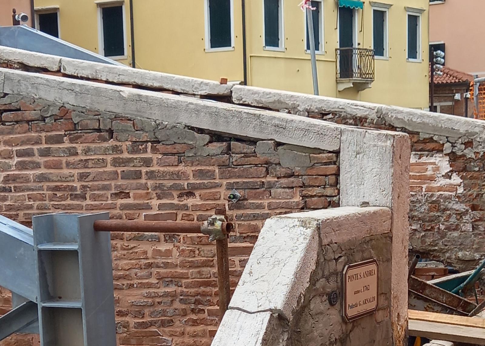 &ldquo;Si ripristini la balaustra&rdquo;