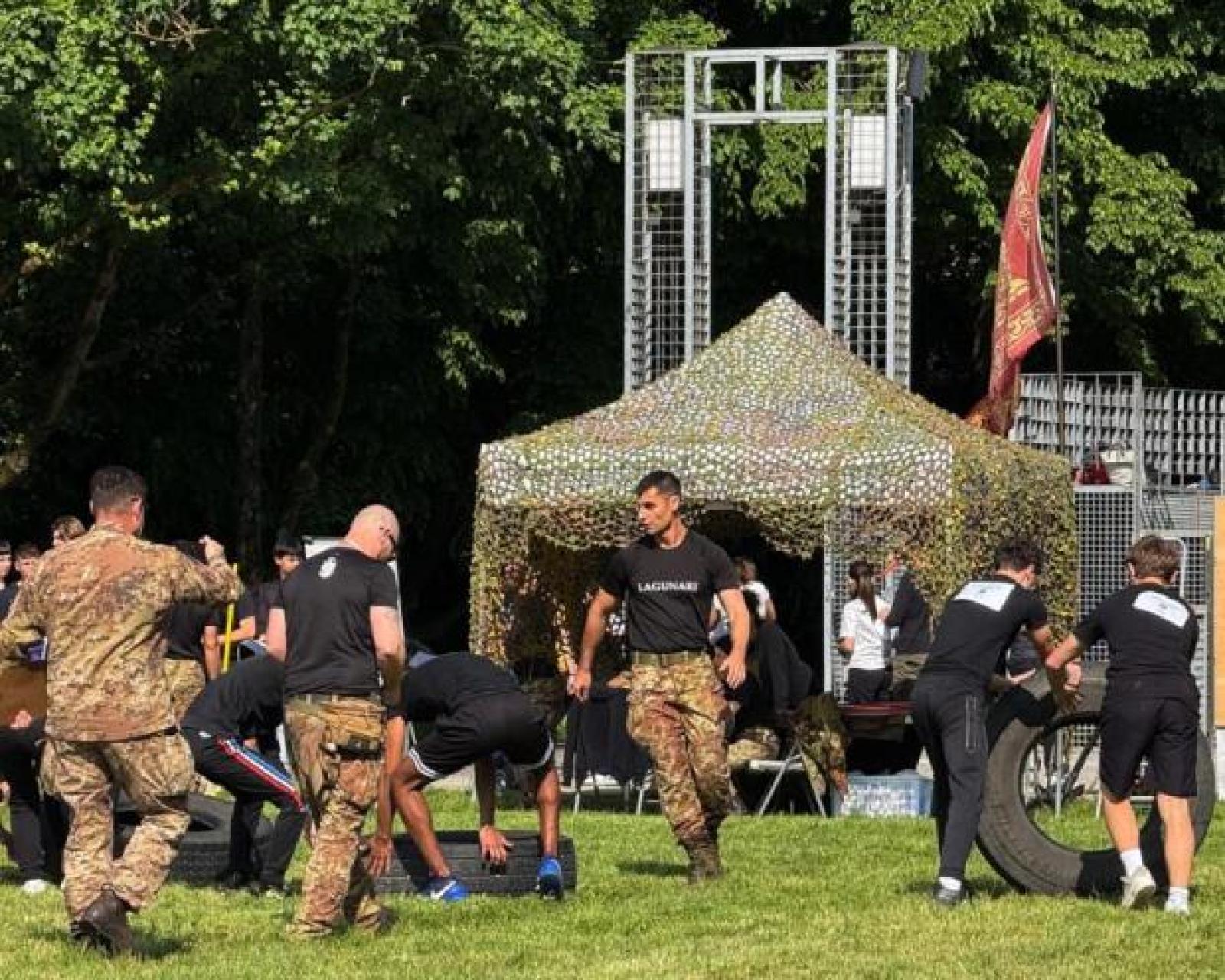 Studenti in assetto da &ldquo;Lagunari&rdquo; al Parco 
