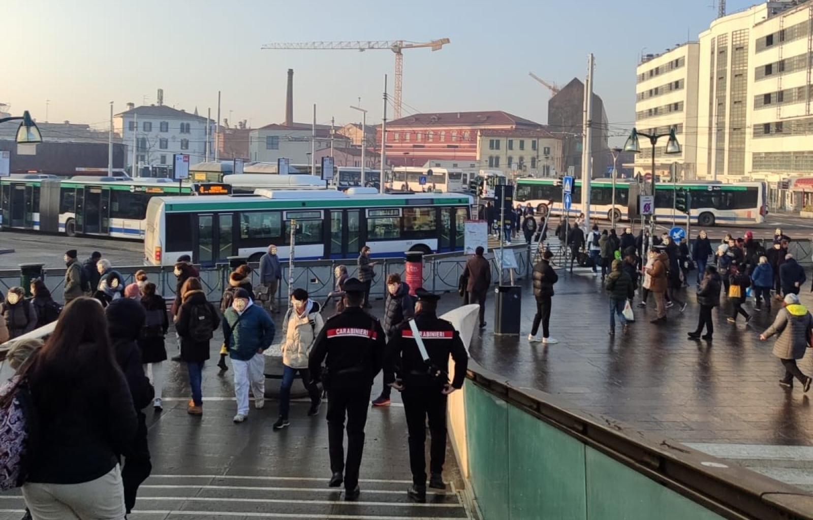 Evade dai domiciliari e ruba in un negozio del centro: 21enne finisce in carcere