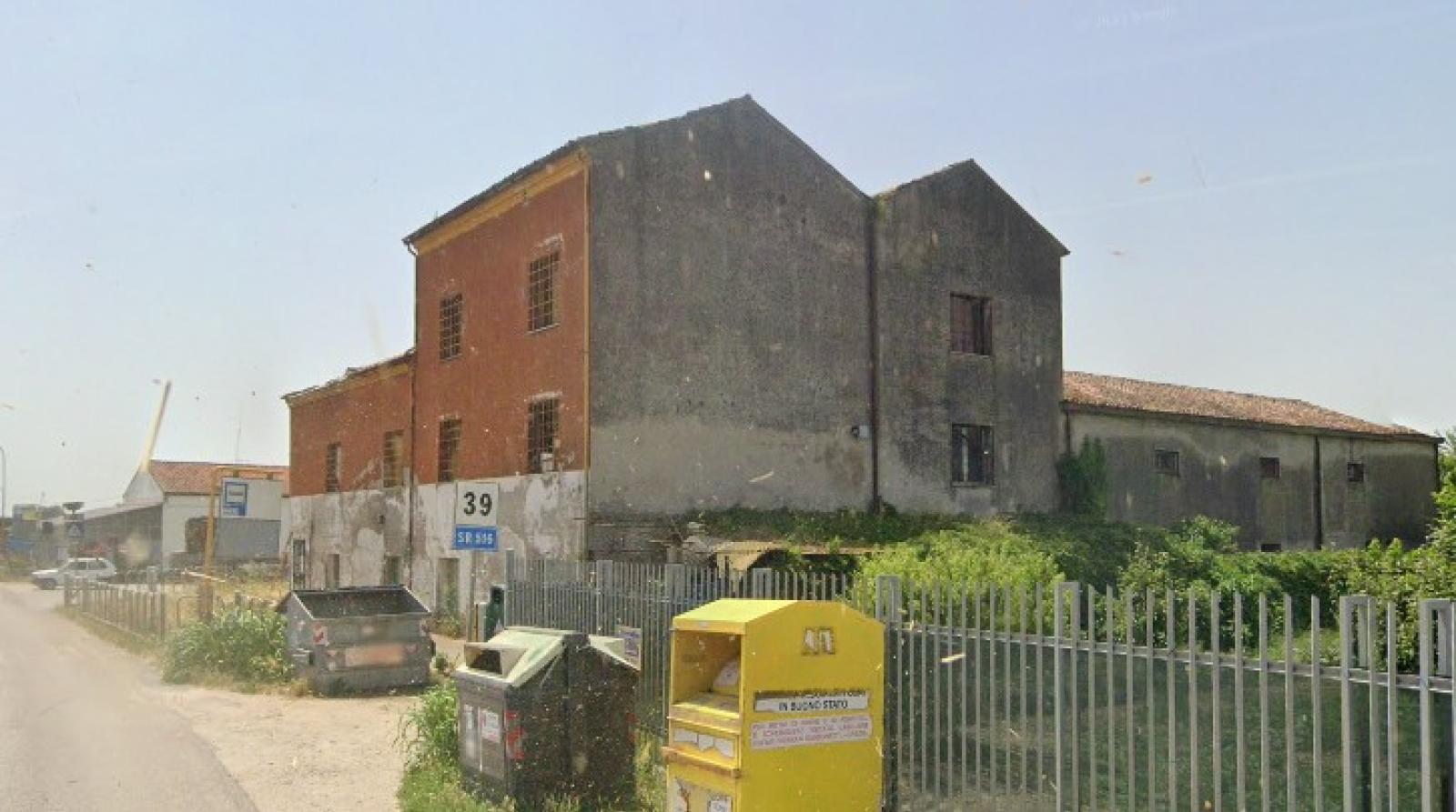 Crollano calcinacci, si sposta il bus