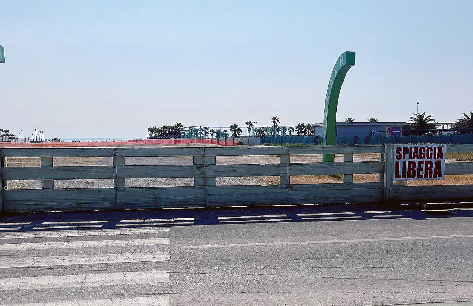 Spiaggia libera col &ldquo;lucchetto&rdquo;