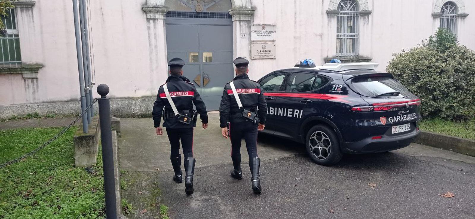 Ruba vestiti per 700 euro al centro commerciale: arrestata