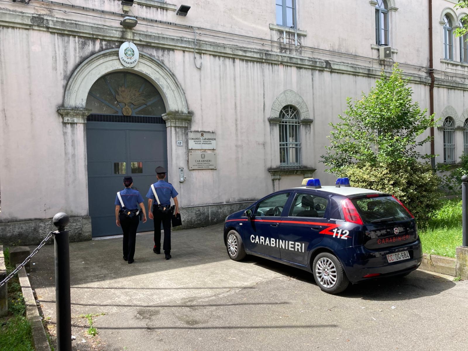 Salta dalla finestra per sfuggire ai Carabinieri: arrestato 