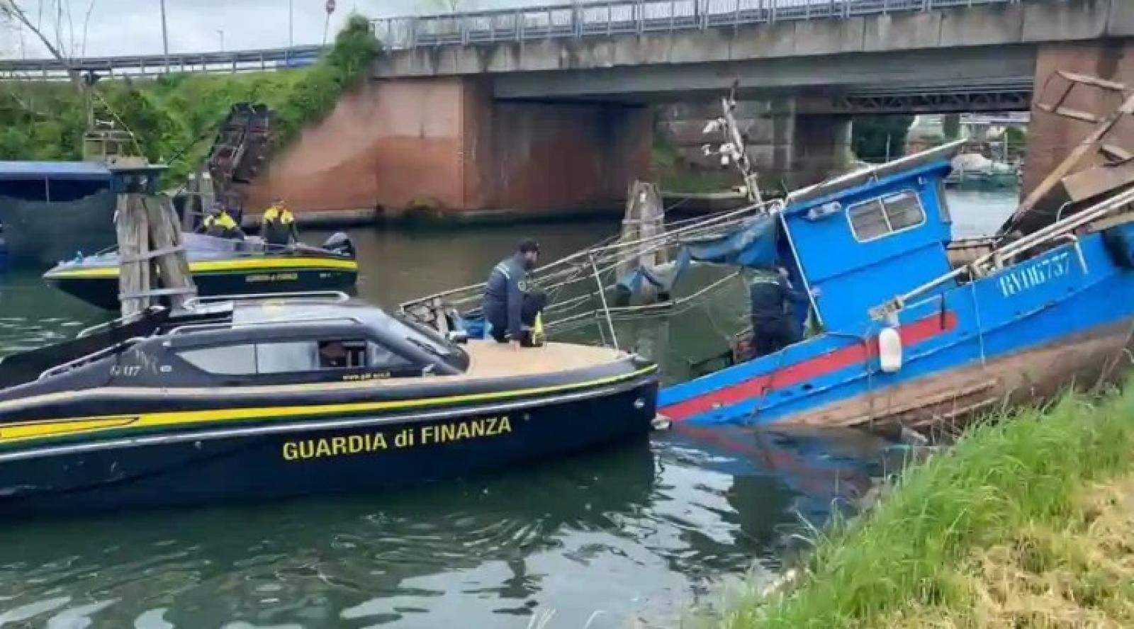 Motopeschereccio semiaffondato sversa idrocarburi in laguna: