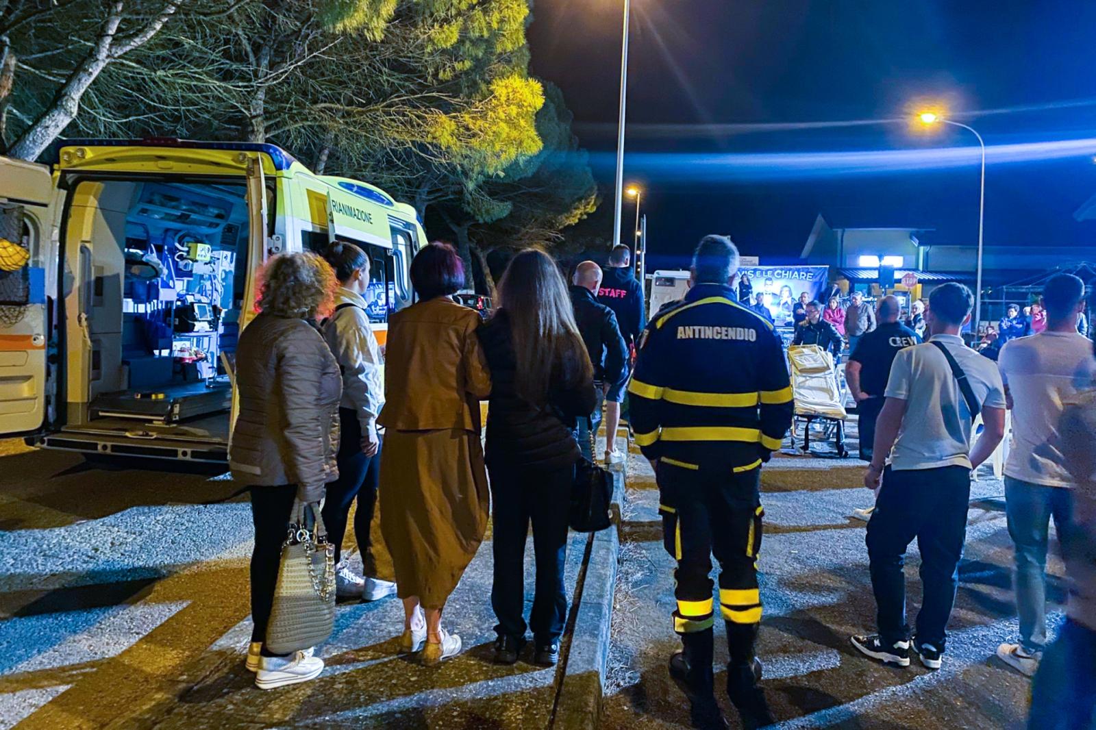 Si accascia all'improvviso alla fiera