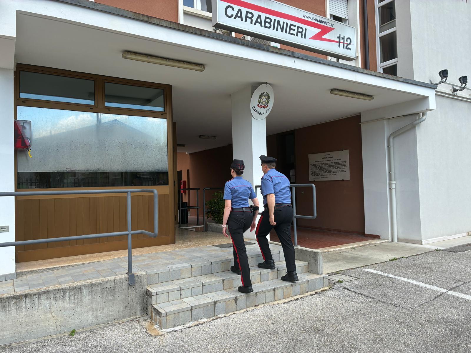 Picchia e ricatta i genitori per soldi: arrestato un 40enne 