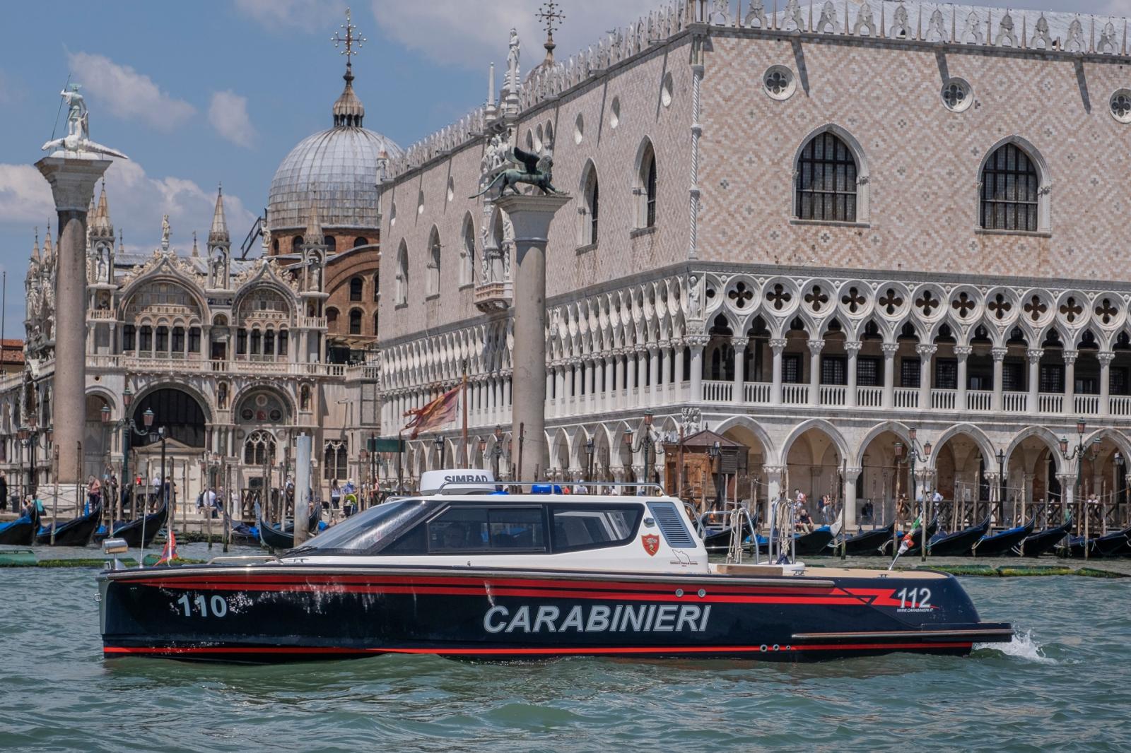 Stretta dei Carabinieri sull&rsquo;abusivismo: sequestrati 1.700 souvenir irregolari 
