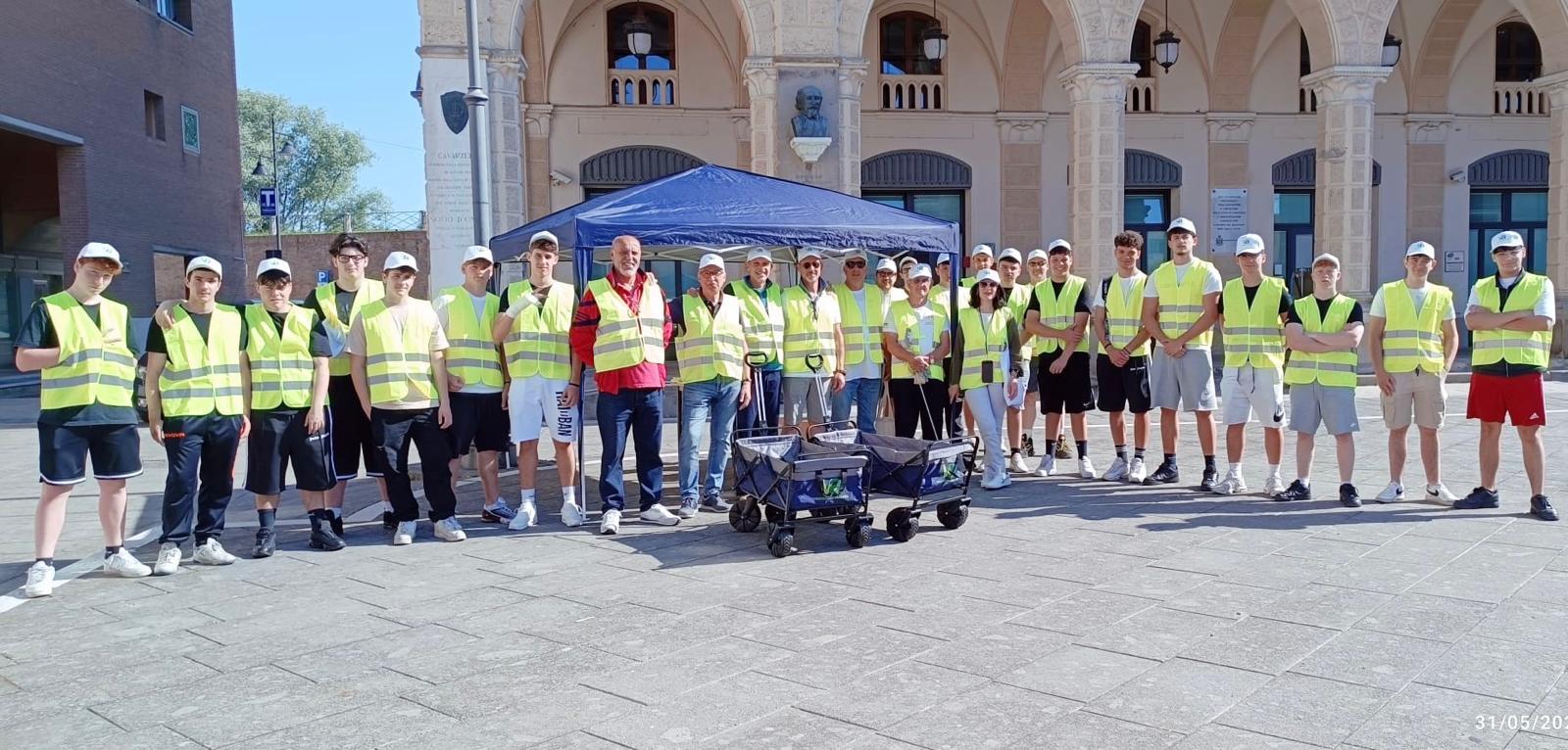 I volontari ripuliscono la citt&agrave;