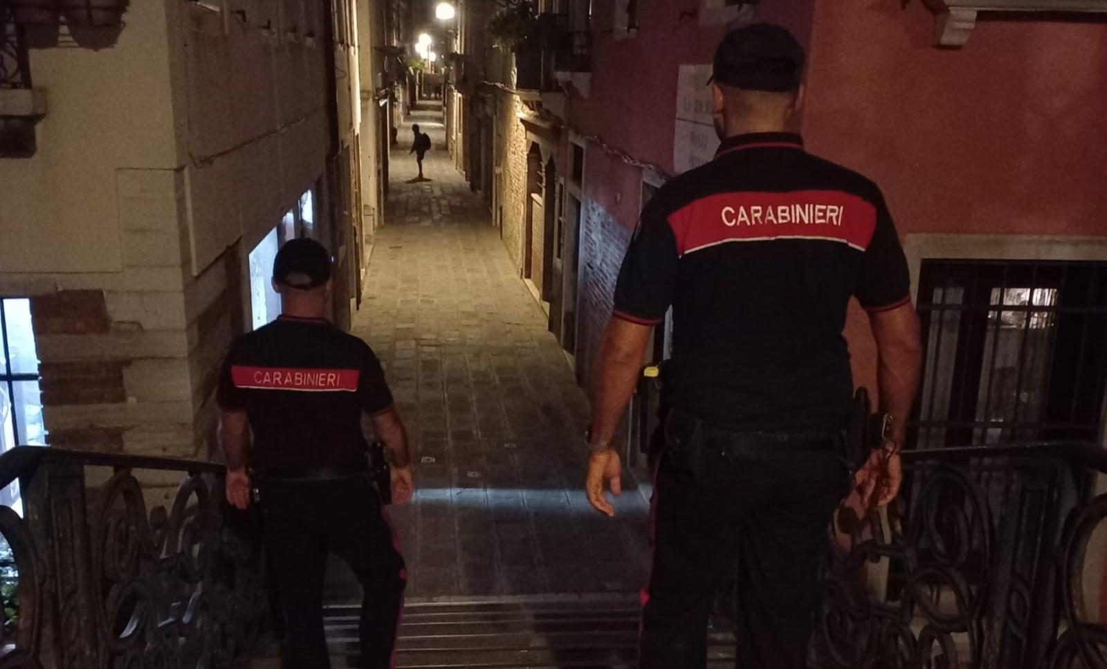 Occupa abusivamente un appartamento,  trovato con droga e contati