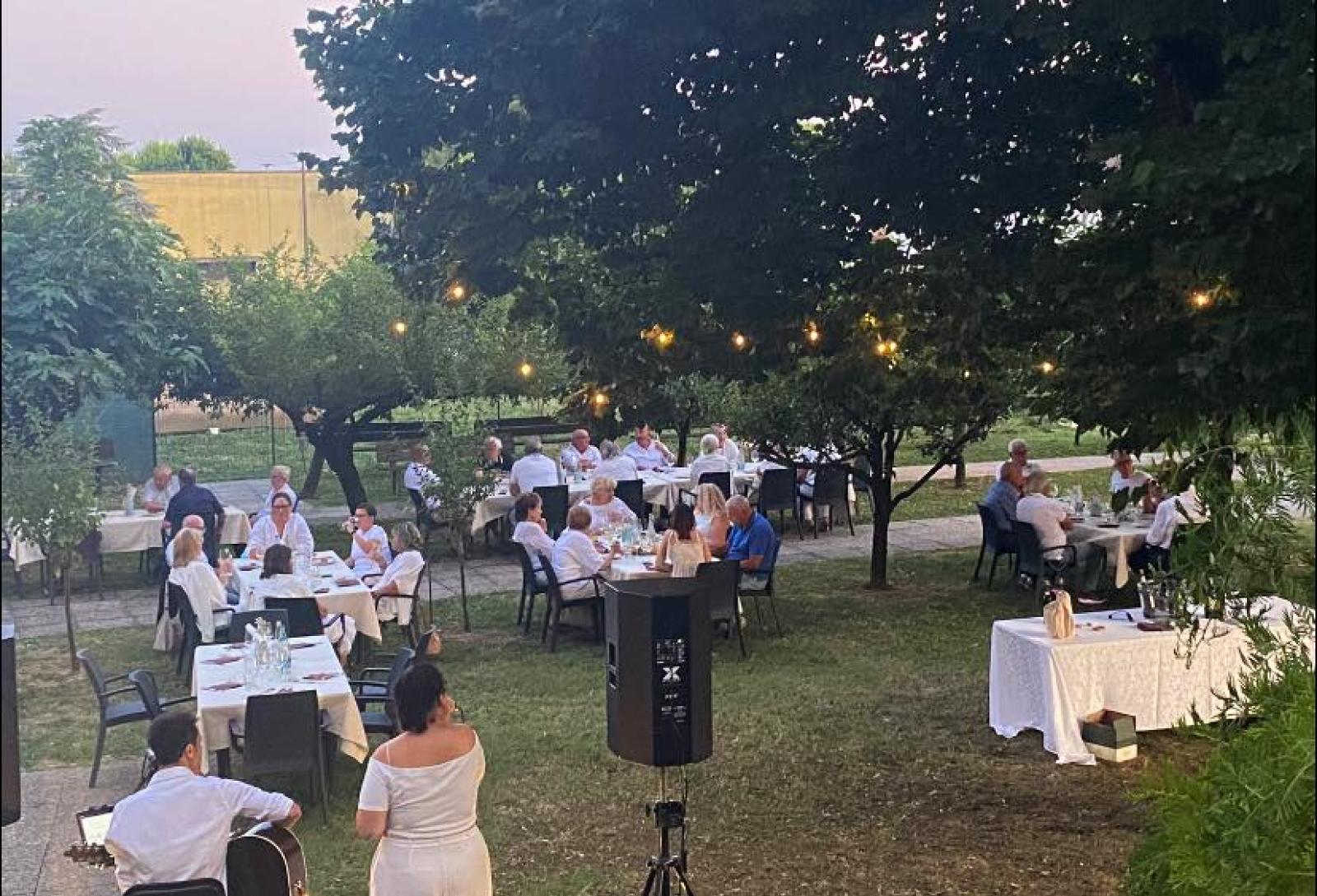 Brindisi e amicizia sotto le stelle