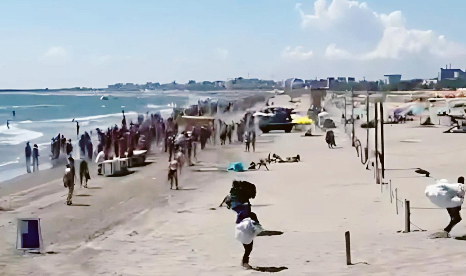 Abusivi, scatta il blitz in spiaggia  