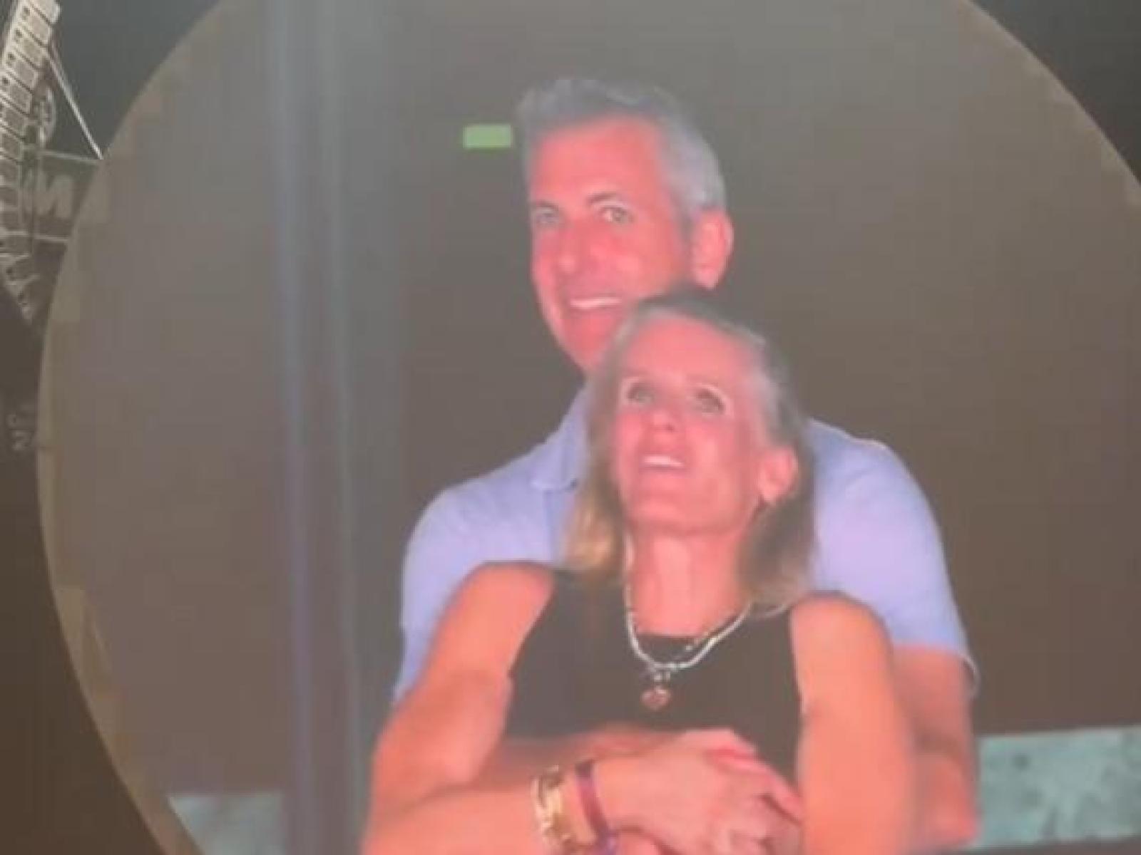 Il bacio rubato al concerto: la fuga social del CEO e della HR finisce in viralit&agrave;