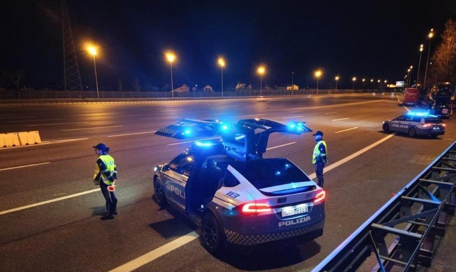 Viene colto da malore: salvato da ausiliari e poliziotti