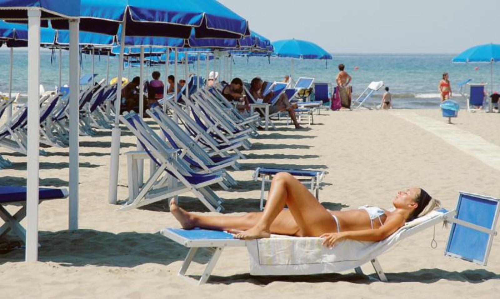 L&rsquo;estate fa gli straordinari, ma prepara l&rsquo;uscita: da luned&igrave; piogge e dieci gradi in meno