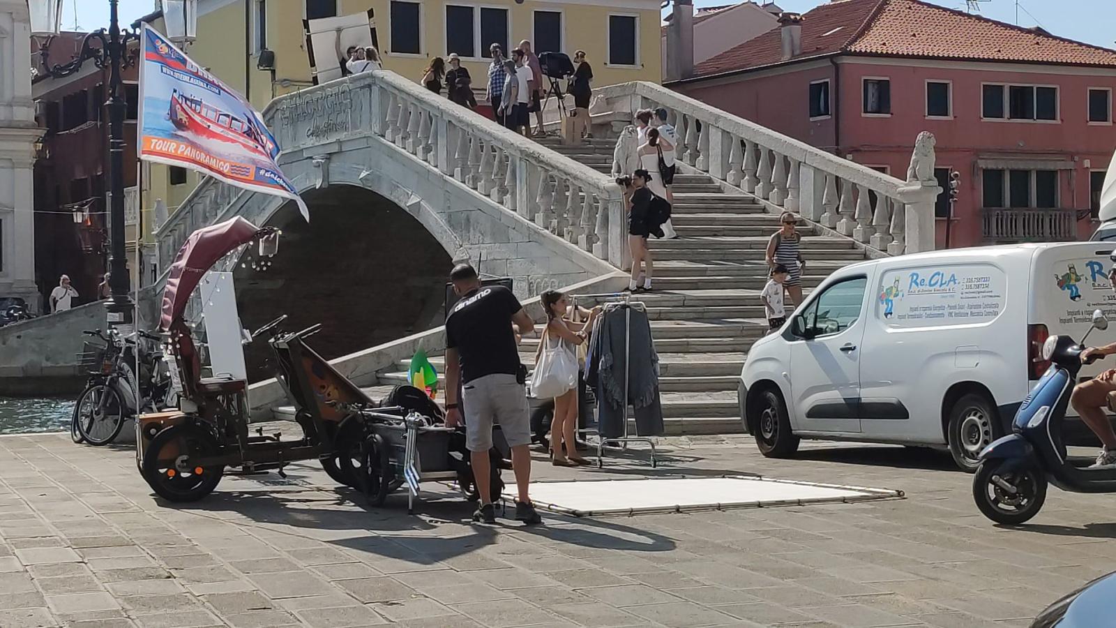 Piazza Vigo diventa set di uno shooting