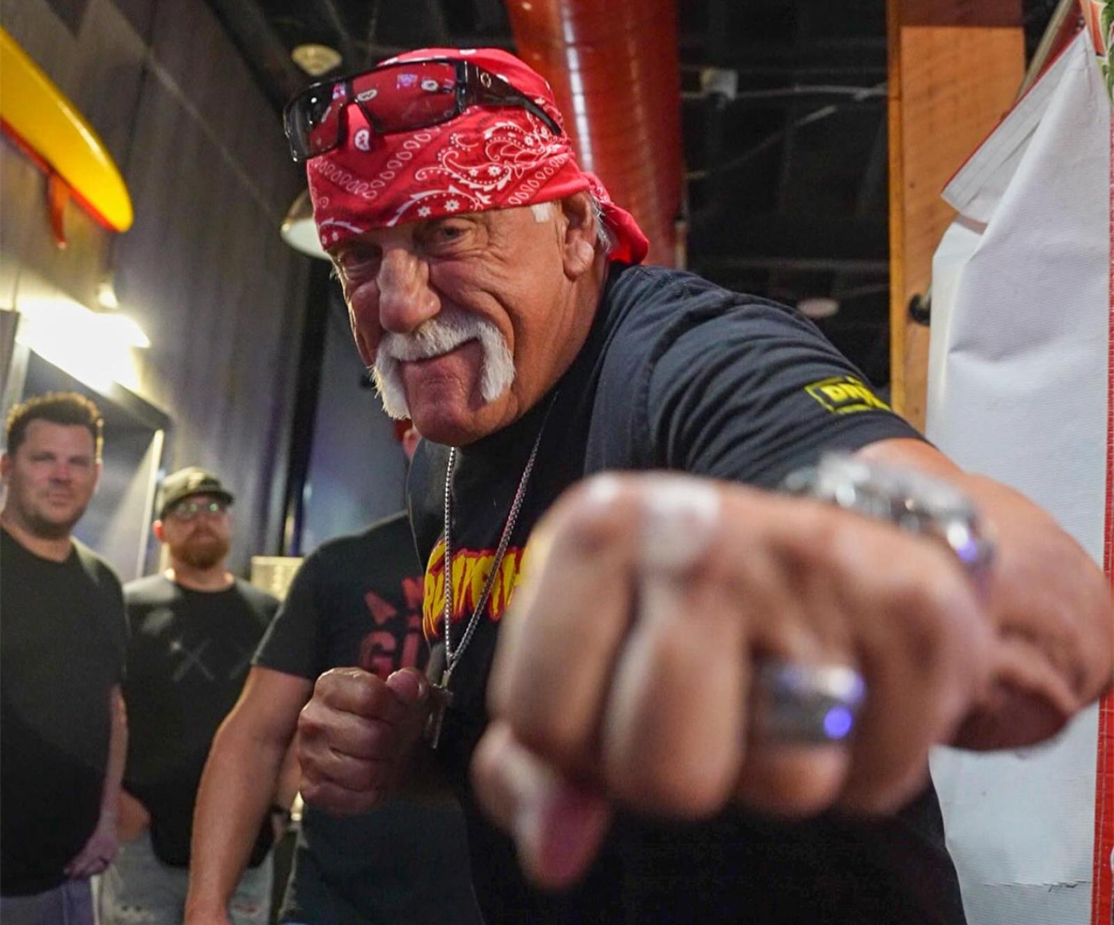 Hulk Hogan, leggenda del wrestling, muore a 71 anni 