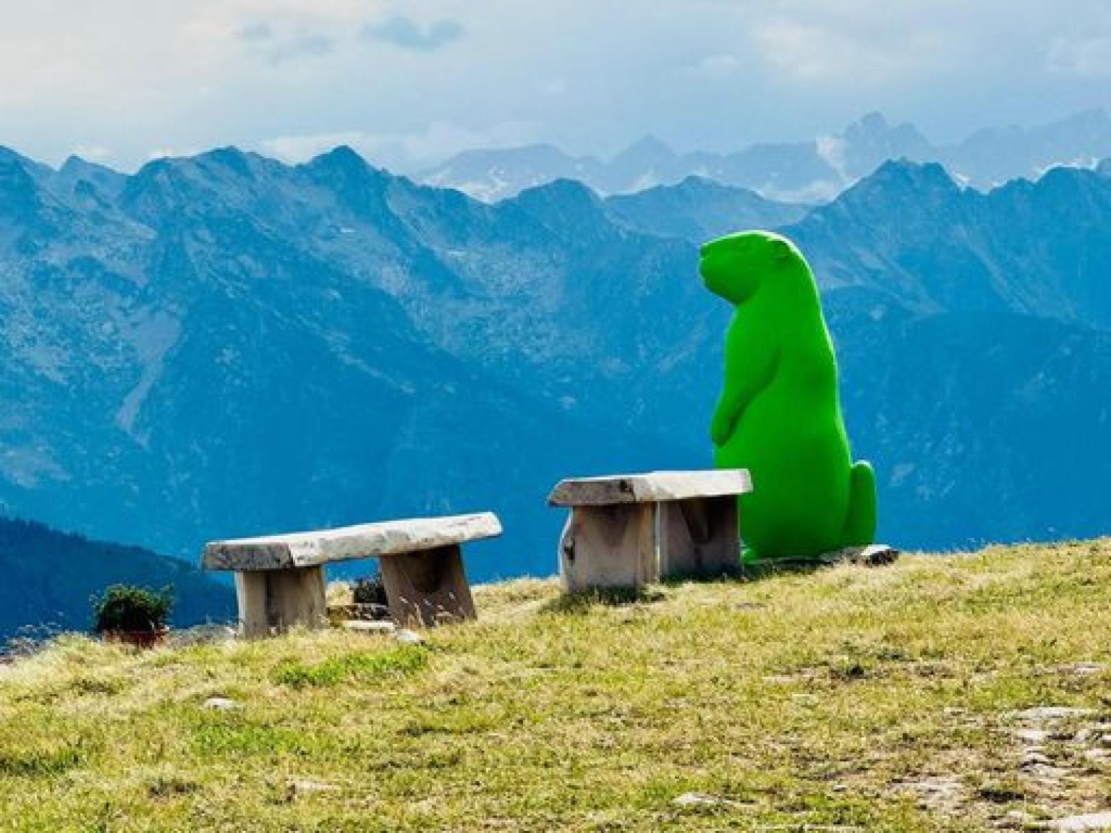 "Marmottone" in montagna, tra arte e polemica