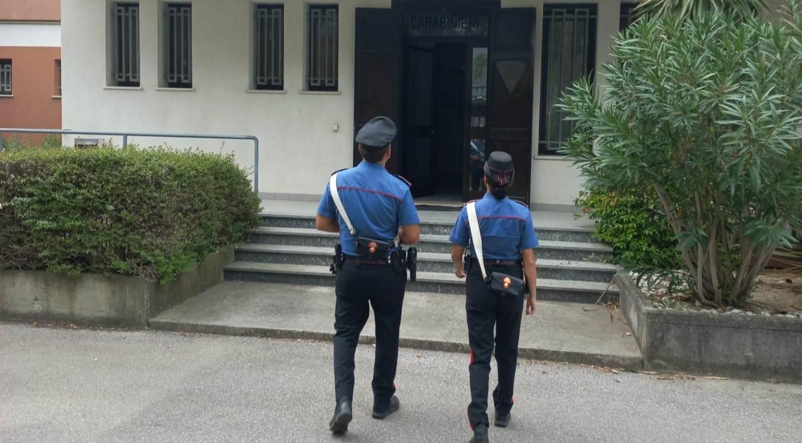 Danneggia auto e aggredisce i Carabinieri: arrestato 35enne straniero