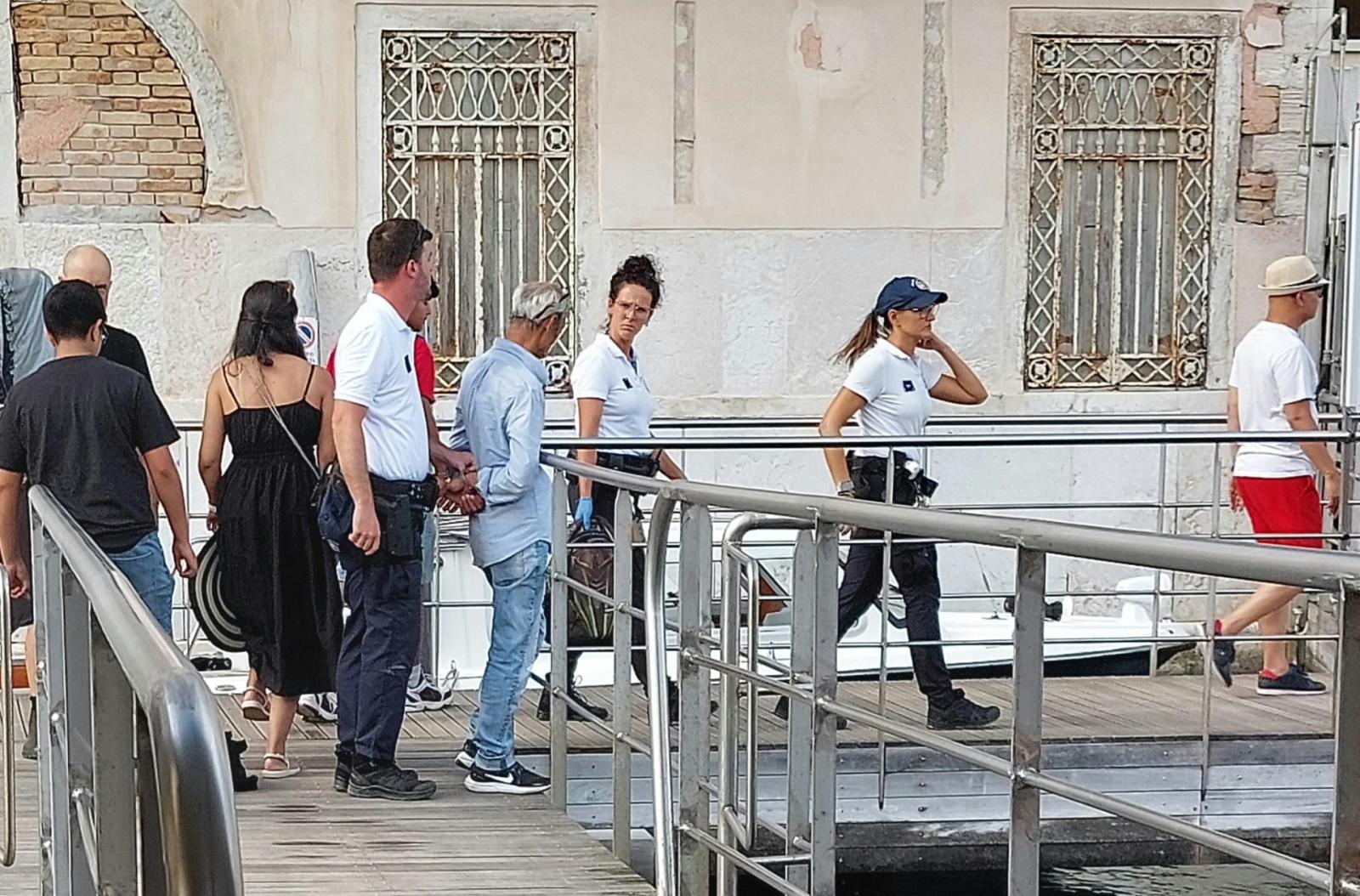 Caos a Venezia: turisti americani fermano borseggiatore in fuga