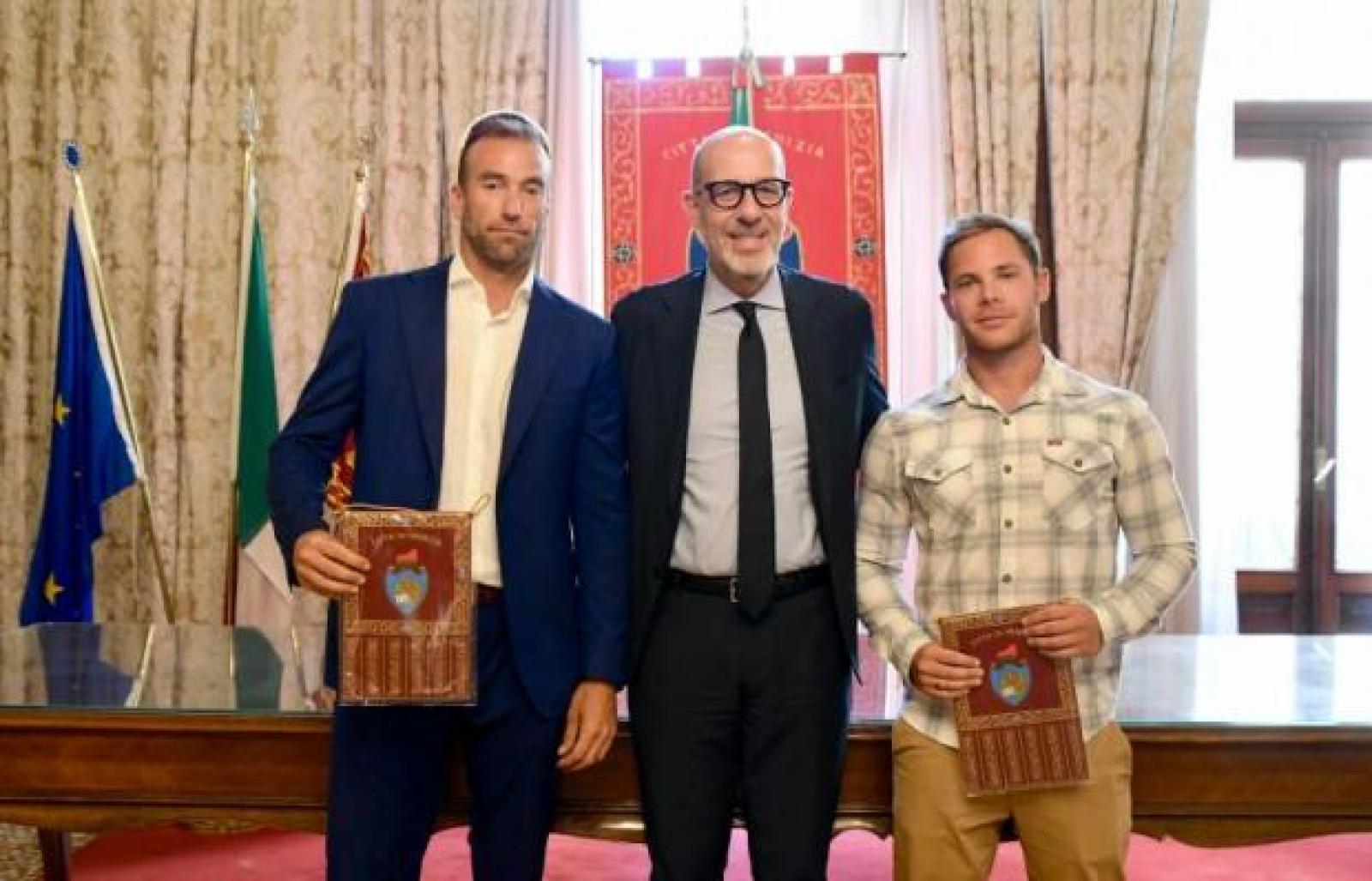 Stavano annegando, salvate dal bagnino e dal titolare del bagno