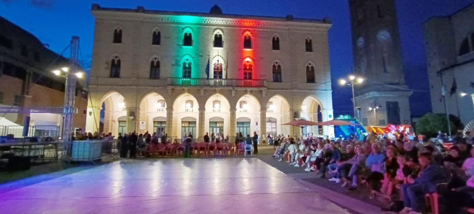 La piazza cuore della comunit&agrave; 