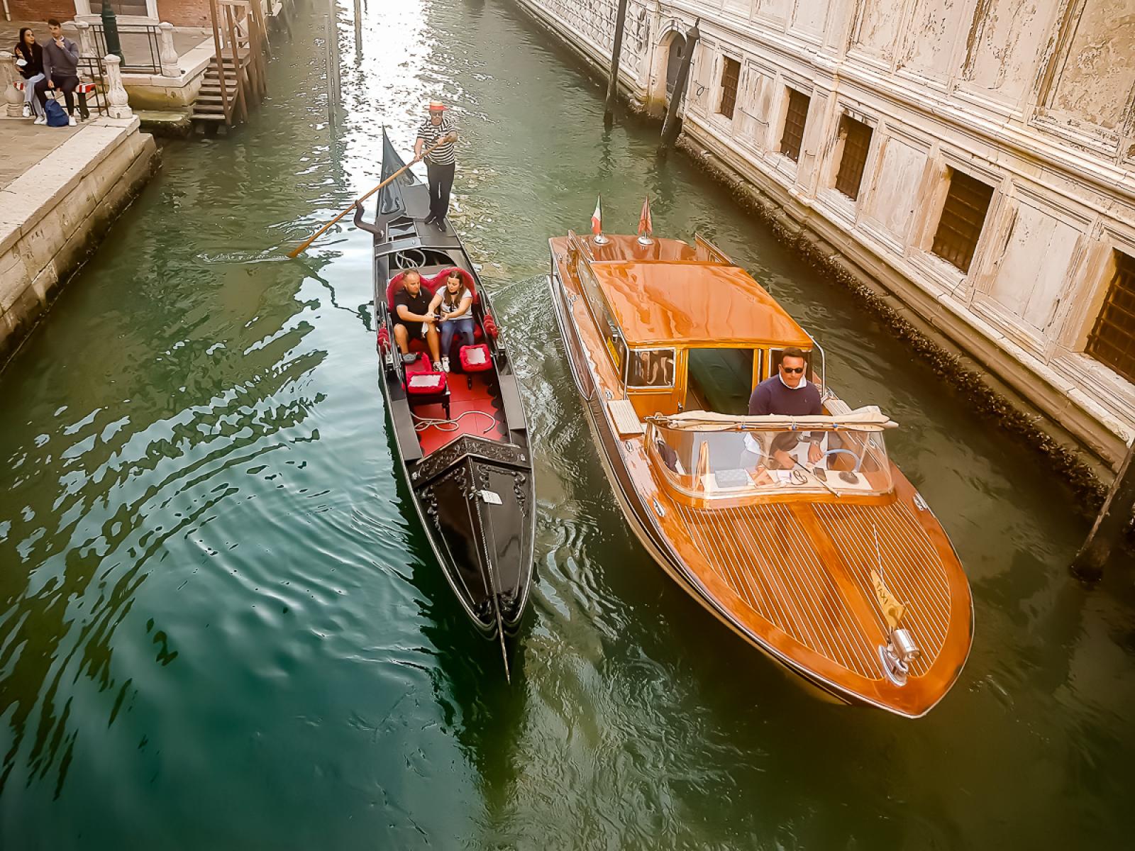 Incidente in Canal Grande: taxi acqueo travolge gondola, nessun ferito ma tanta paura