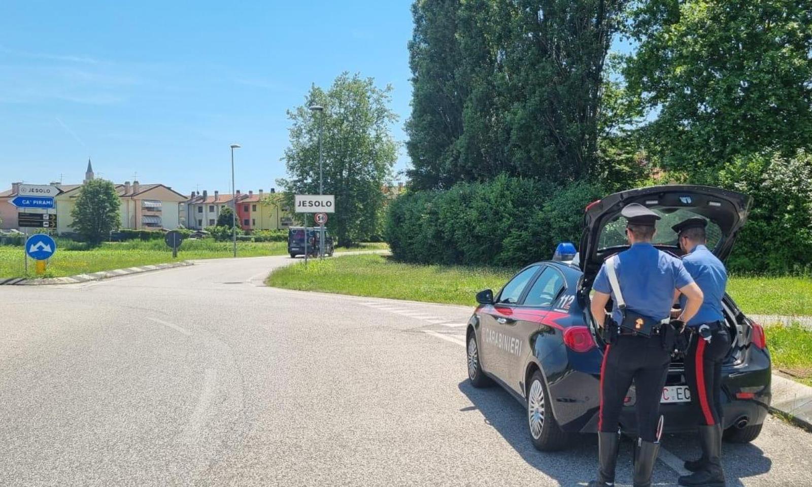 Furti di cellulari sulla spiaggia, beccato il borseggiatore