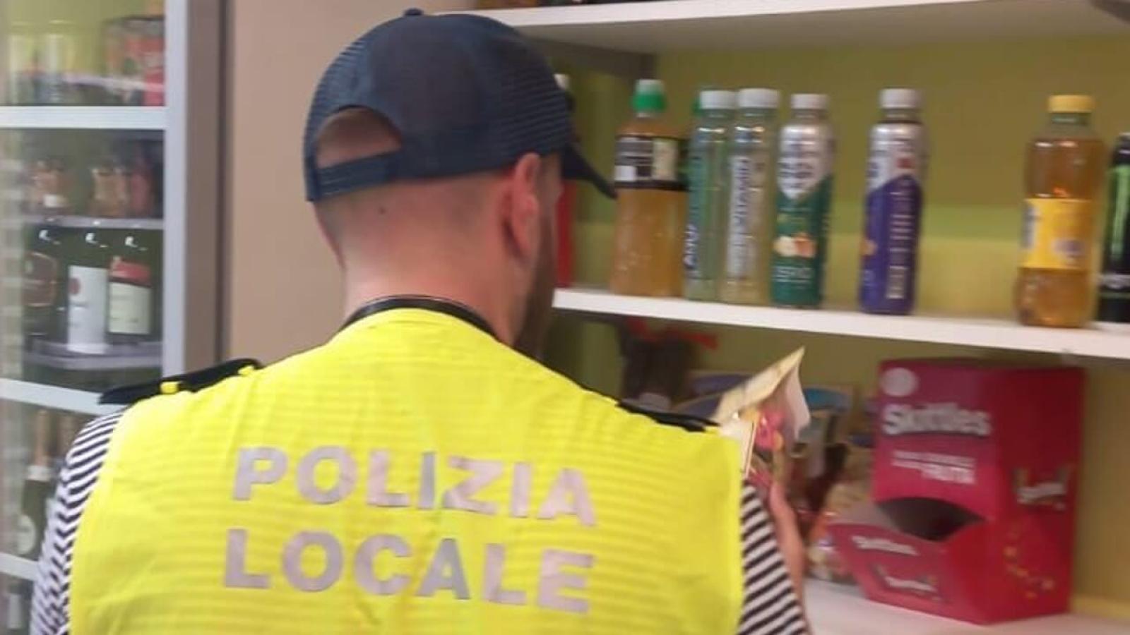 Alimenti scaduti da oltre due anni e prodotti senza tracciabilit&agrave;, scatta il sequestro nella kebabberia