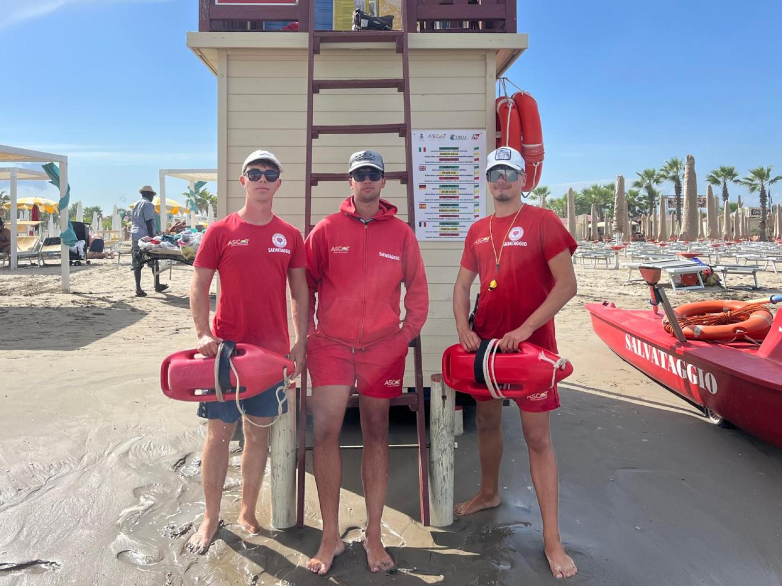 In balia dei cavalloni nonostante la bandiera rossa