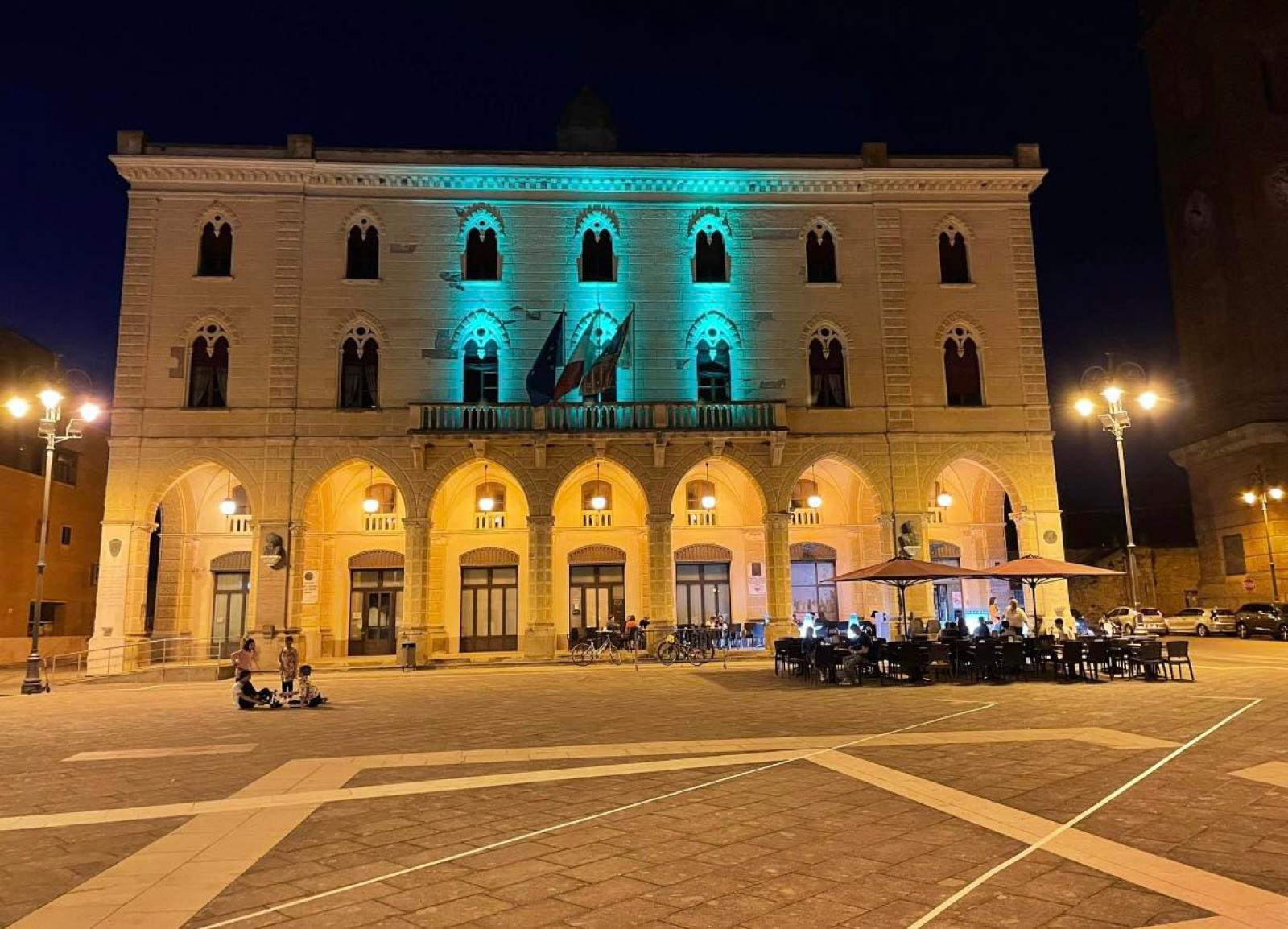 Il municipio si tinge di verde