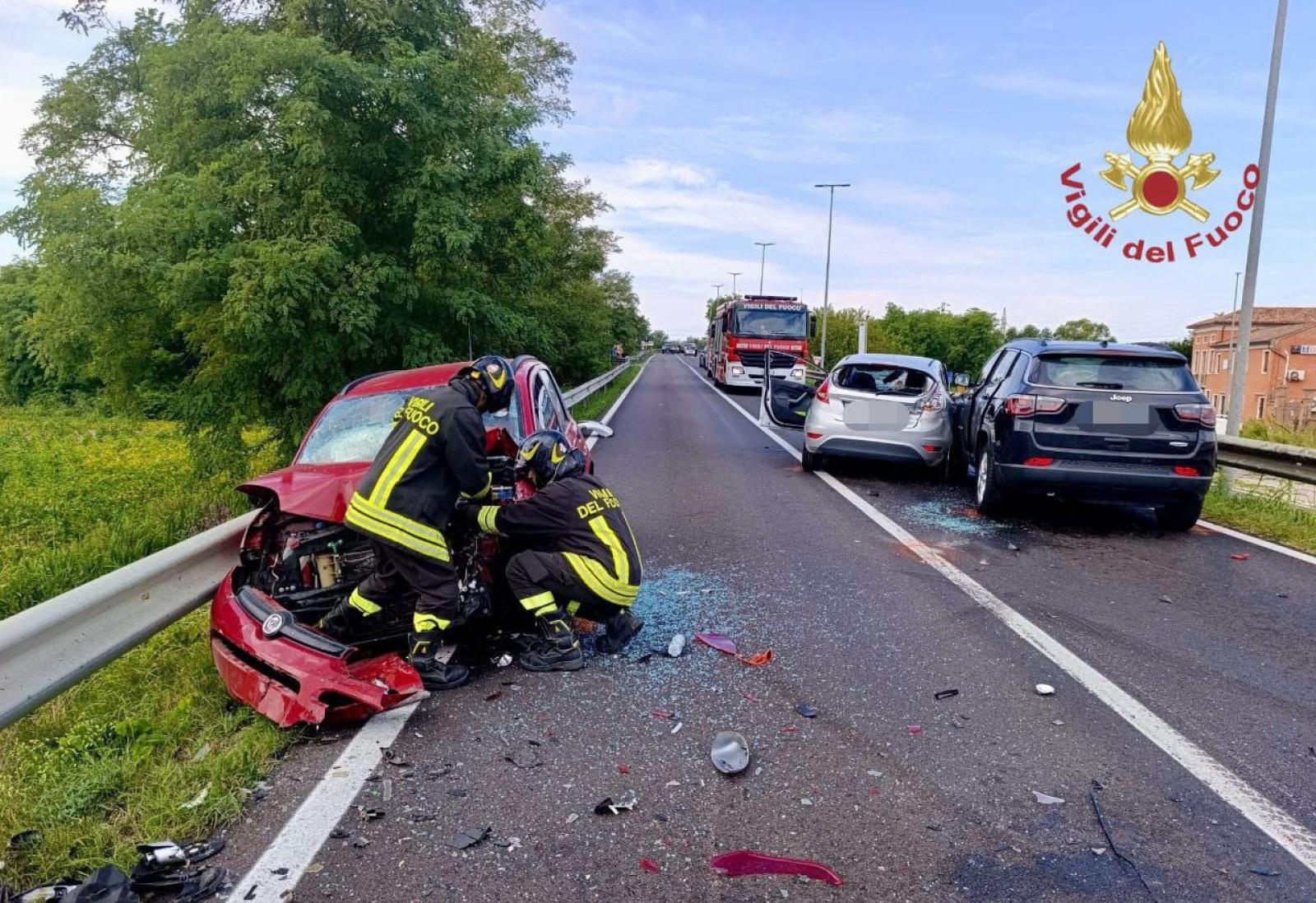 Incidente tra tre auto: un ferito grave