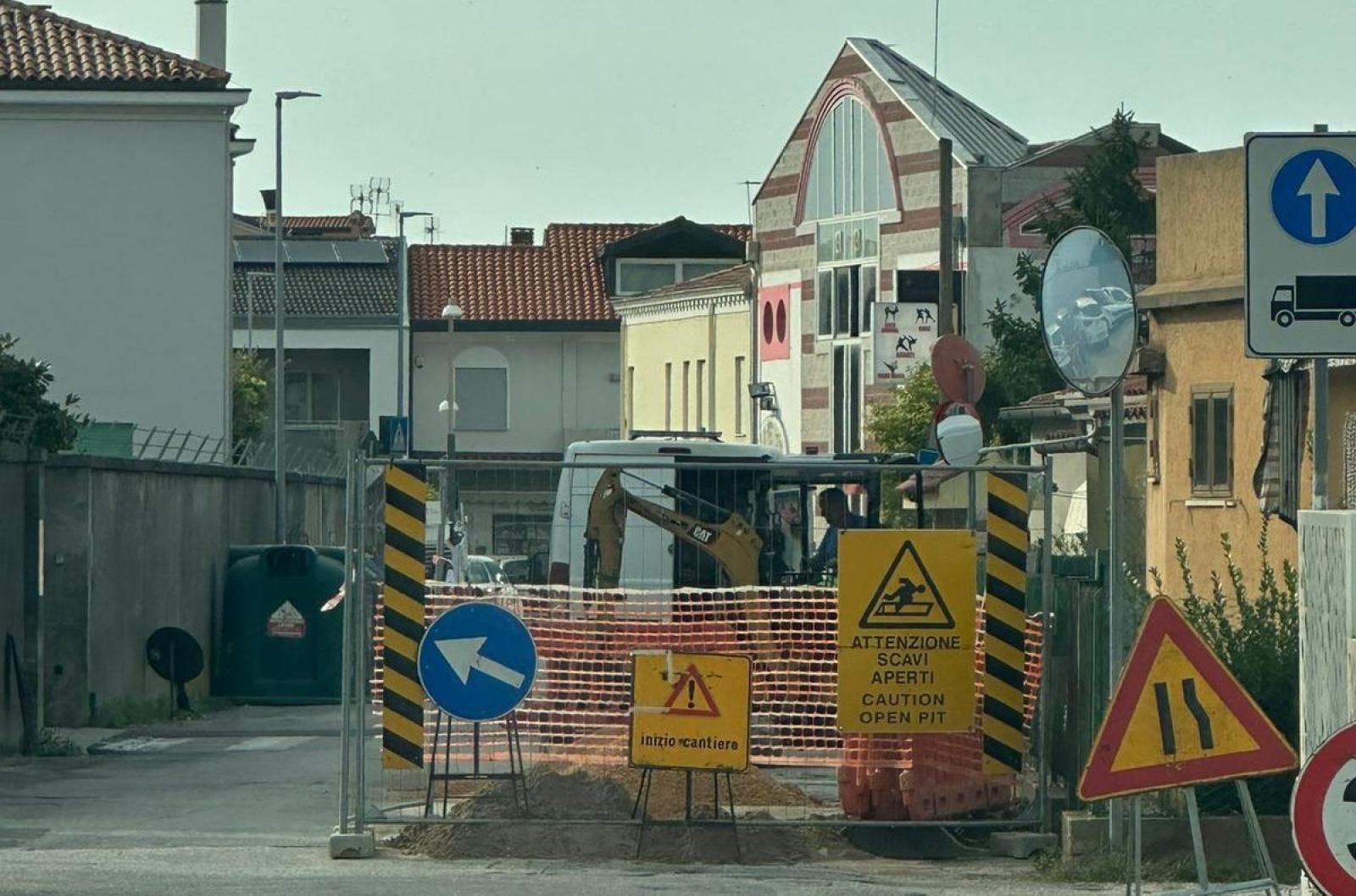 Via Cicogna: &ldquo;Caos inaccettabile&rdquo;