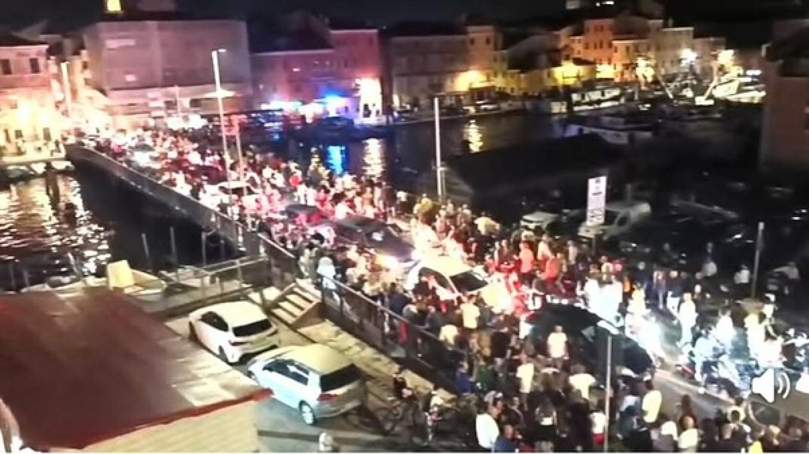 &ldquo;Notte dopo notte nel caos&rdquo;