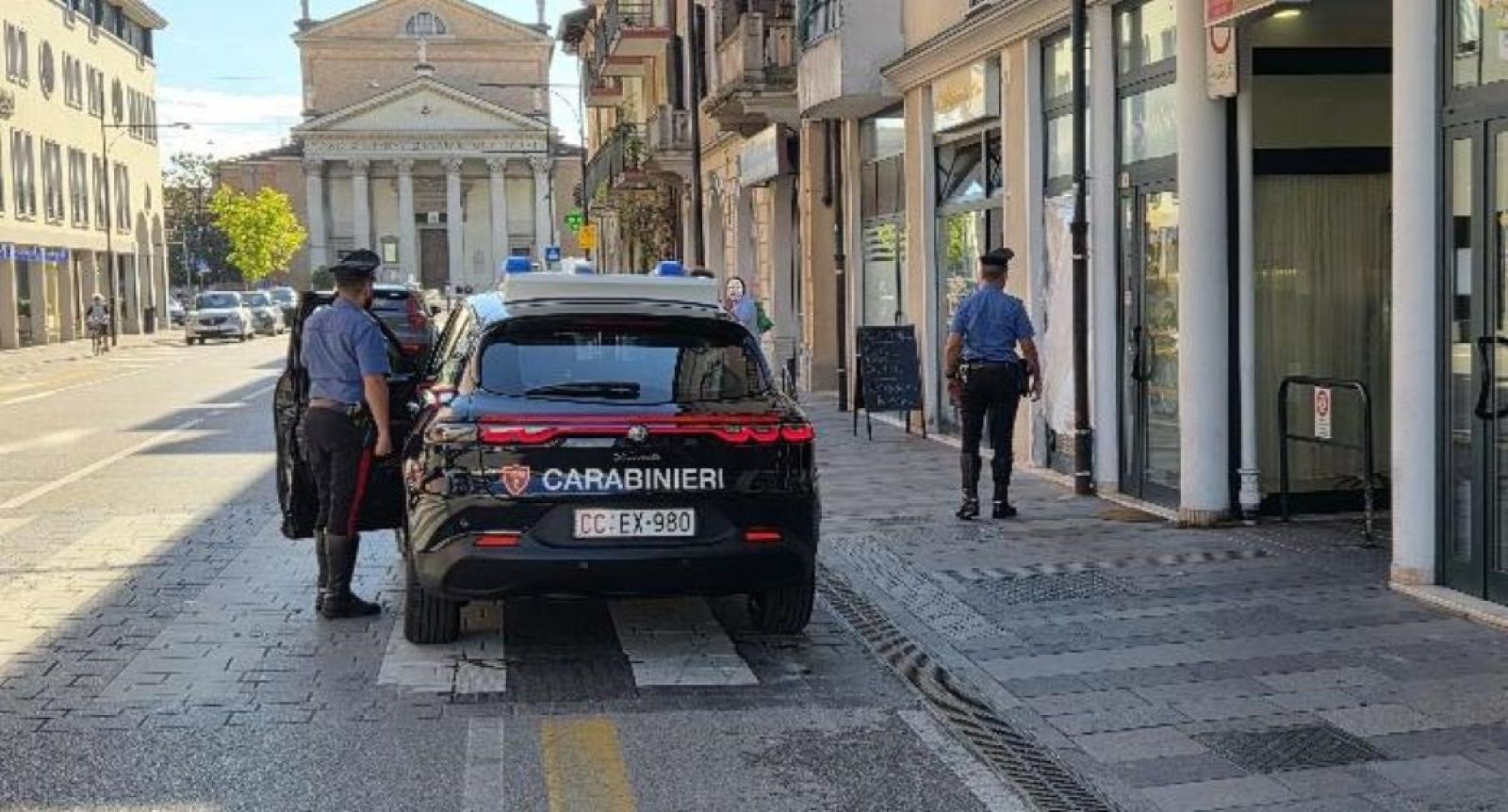 Ciclista investito e inseguito con una mannaia: arrestato un 50enne