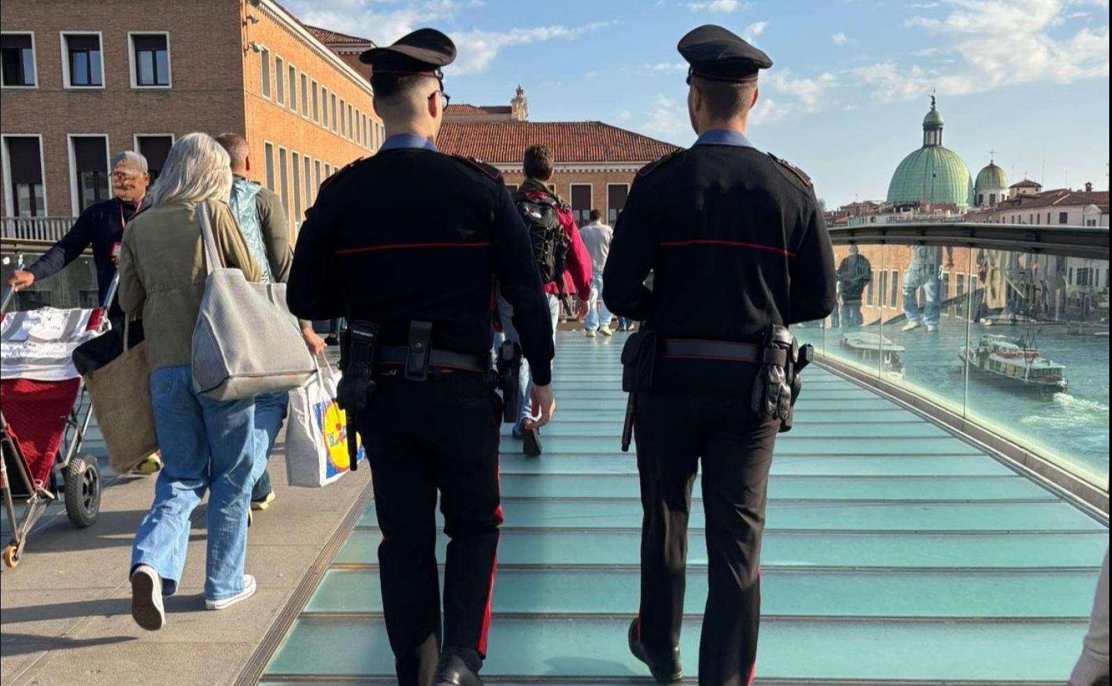 Borseggiano una turista, poi tentano la fuga, arrestate tre persone
