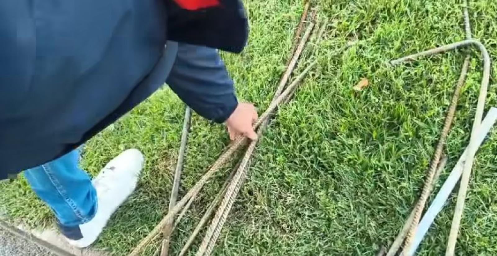 Il sindaco rimuove i tondini