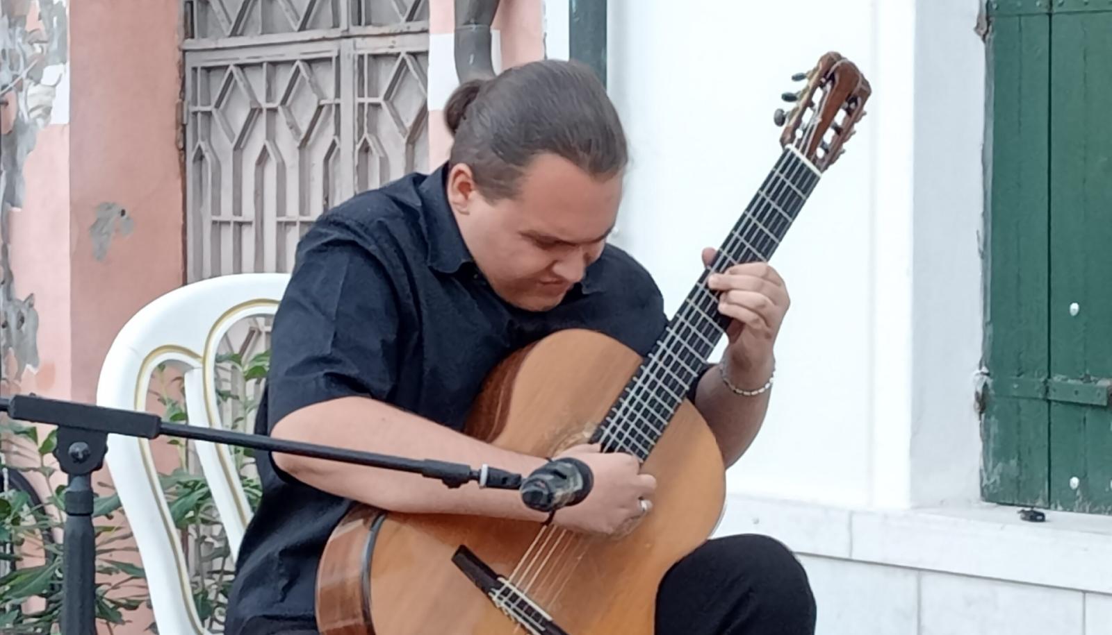 Niko Pagan incanta la citt&agrave;