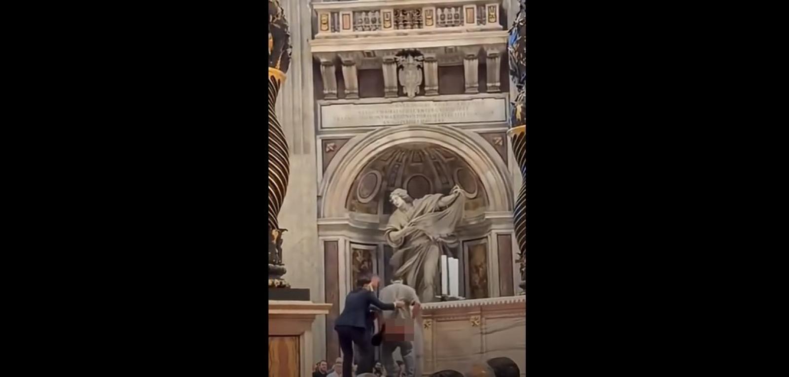 Urina sull'altare di San Pietro: gesto choc sotto il Baldacchino del Bernini