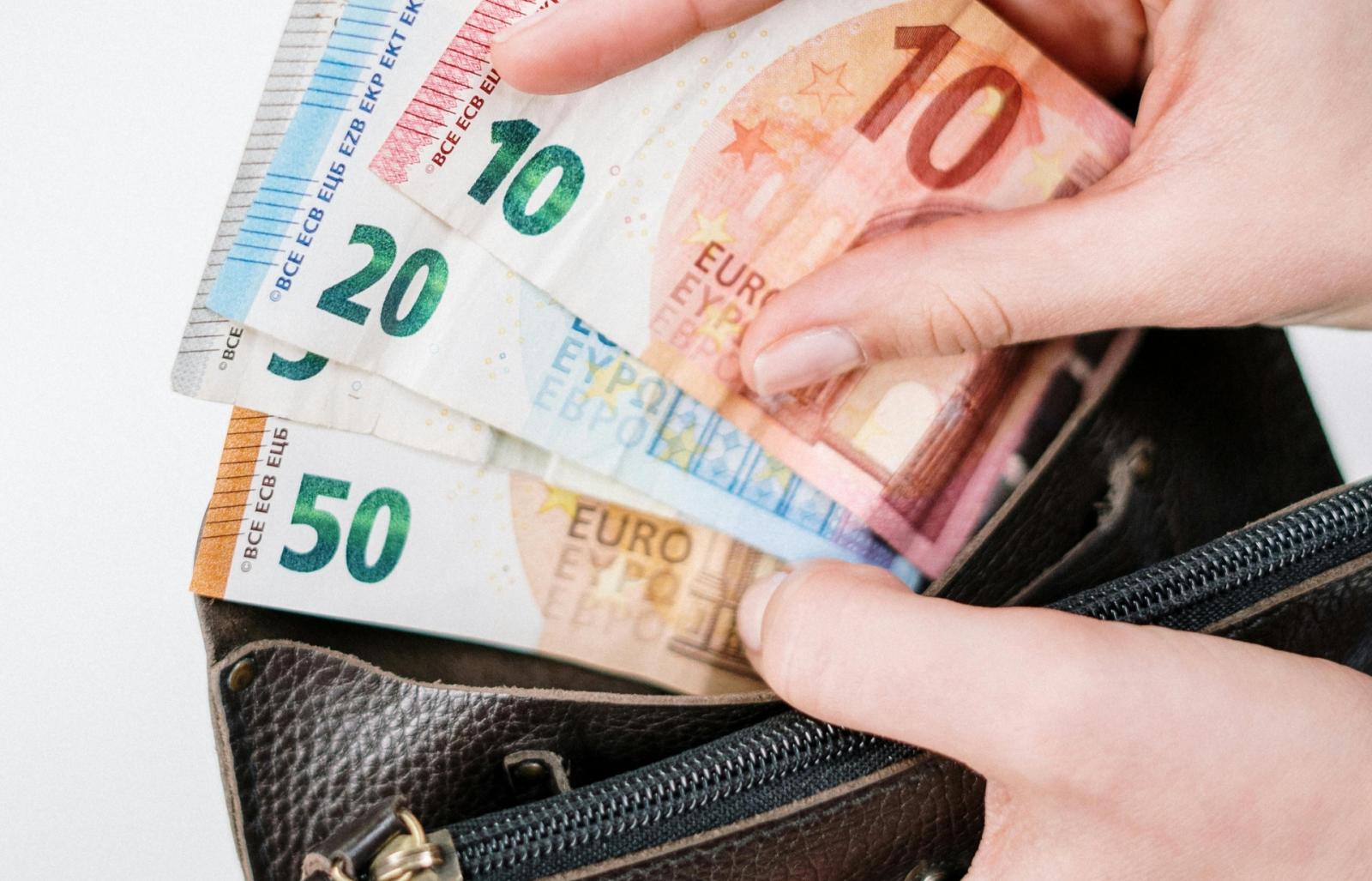 Rende la borsa rubata, arrestato