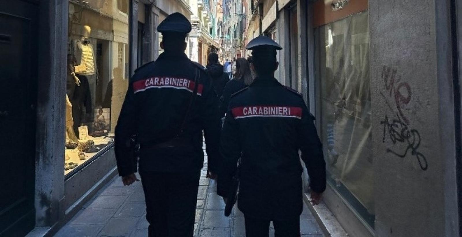 Derubano una turista, arrestati due uomini
