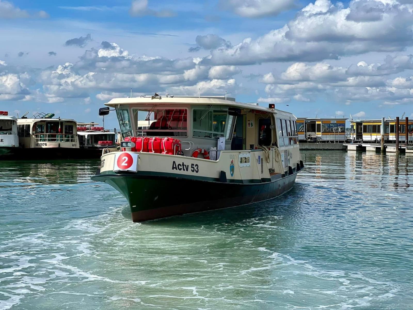 Aggressione a un dipendente Actv a Murano, denunciati due uomini a bordo di un barchino