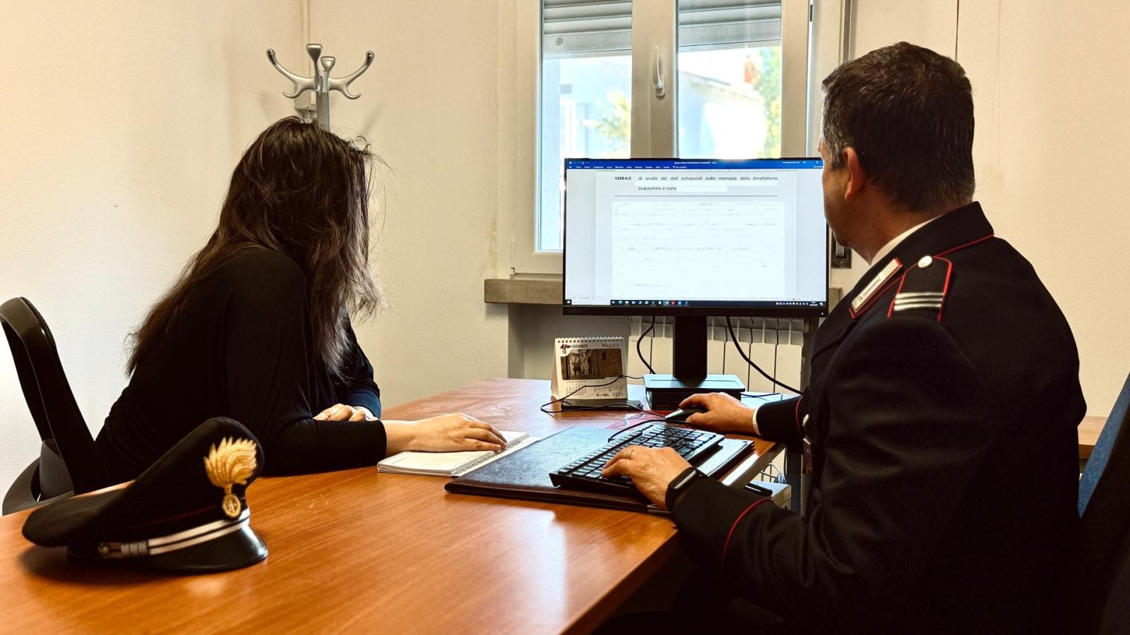 Si reca in caserma per una denuncia ma trova la moglie che lo sta denunciando