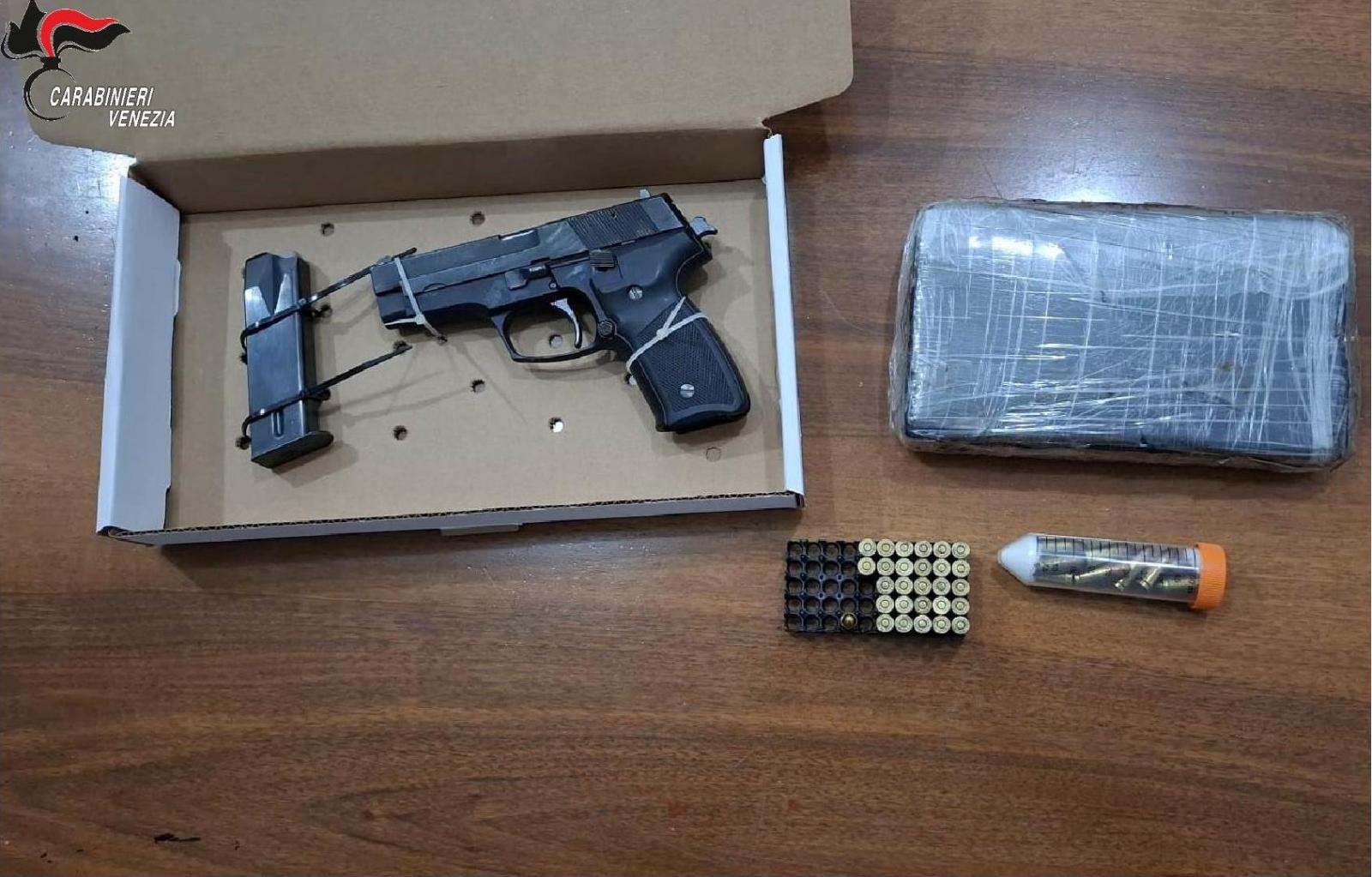 Spaccio di droga e armi clandestine, padre e figlio arrestati