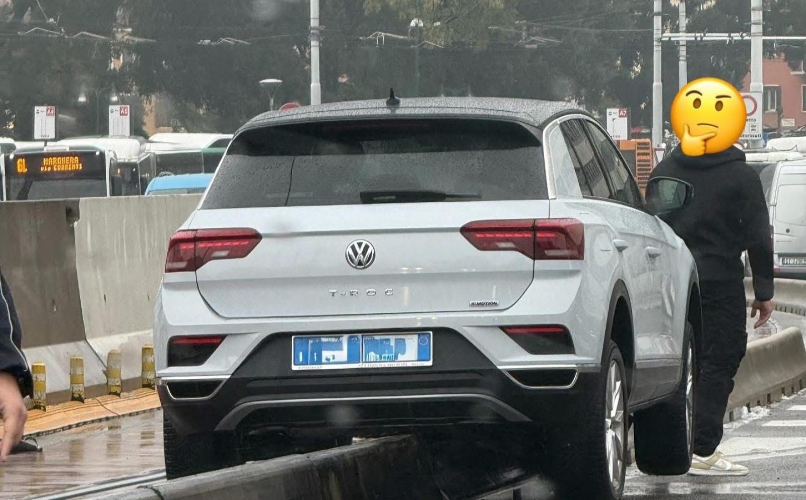 Parcheggia a cavallo del cordolo spartitraffico per far scendere la moglie, traffico in tilt
